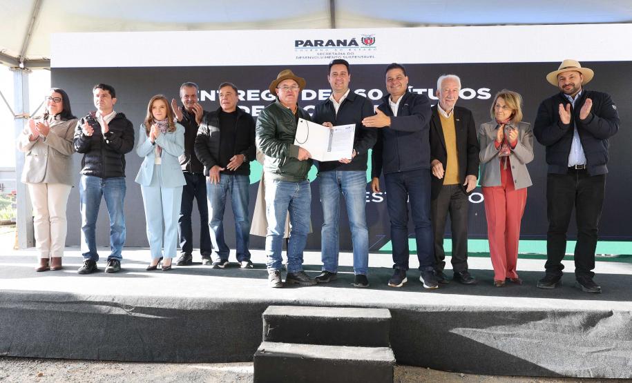 Foto de solenidade com autoridades