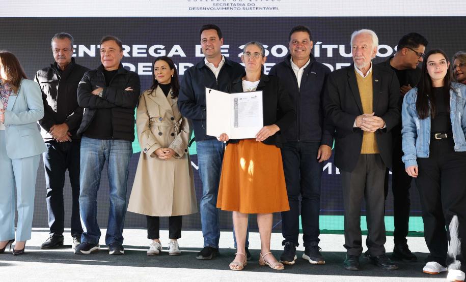 Foto de solenidade com autoridades