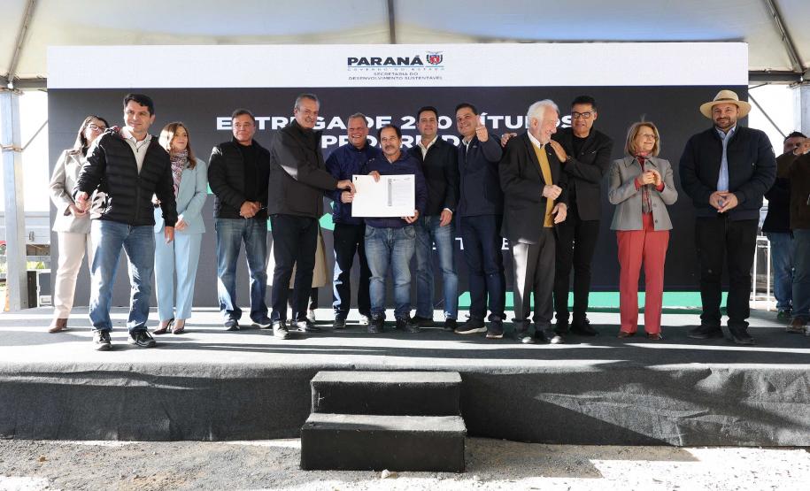 Foto de solenidade com autoridades
