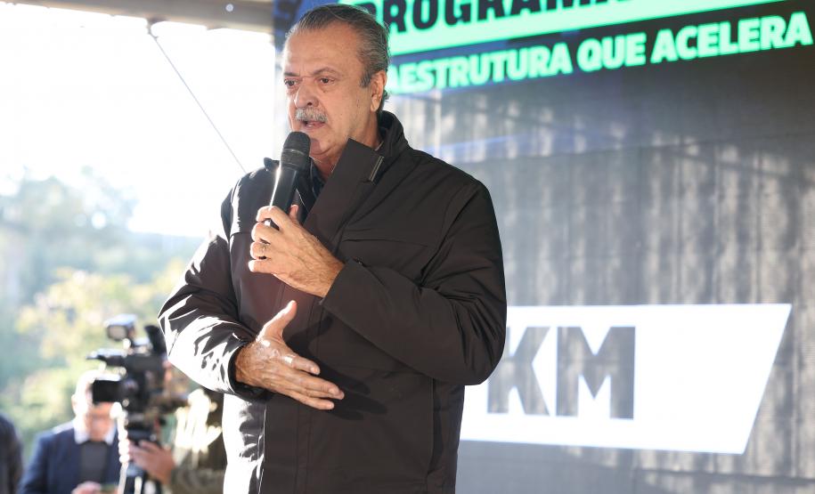 Foto de solenidade com autoridades
