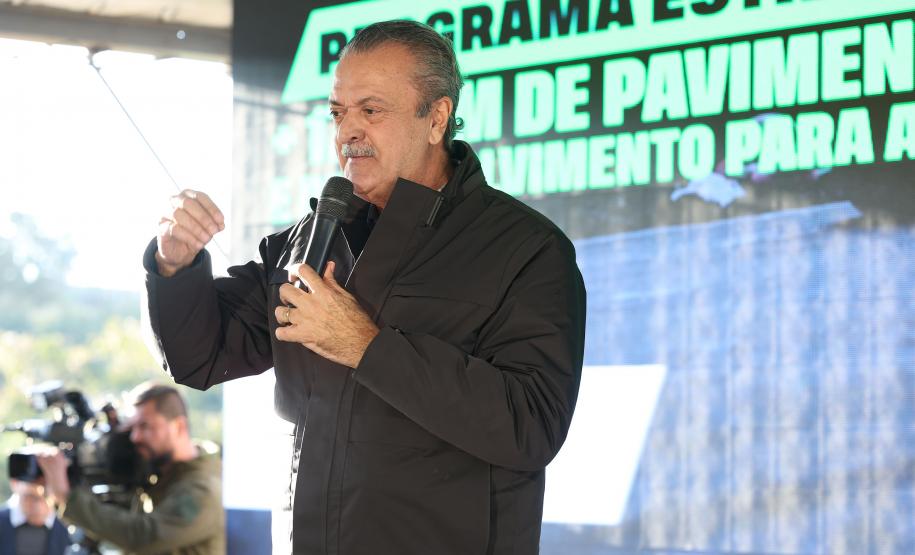 Foto de solenidade com autoridades