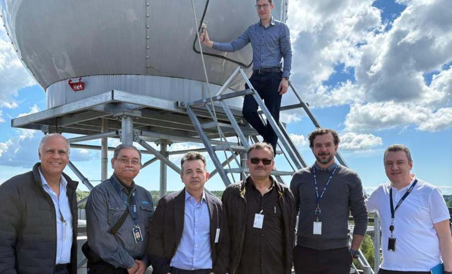Foto de equipe do Simepar testando radar