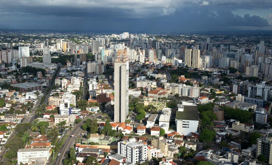 Foto aérea de cidade do Paraná