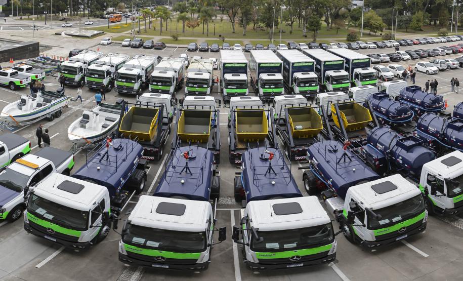 Foto de entrega de novos veículos