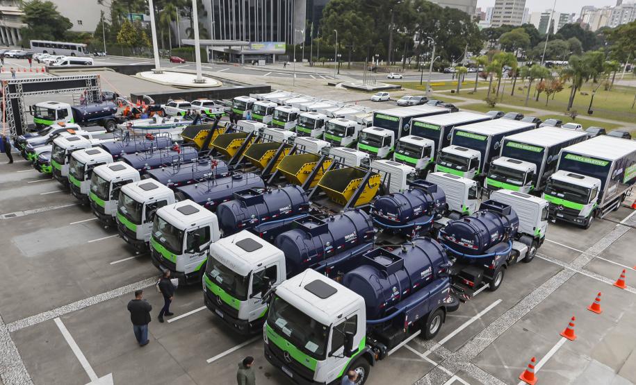 Foto de entrega de novos veículos