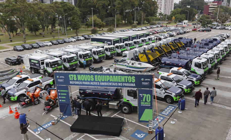 Foto de entrega de novos veículos
