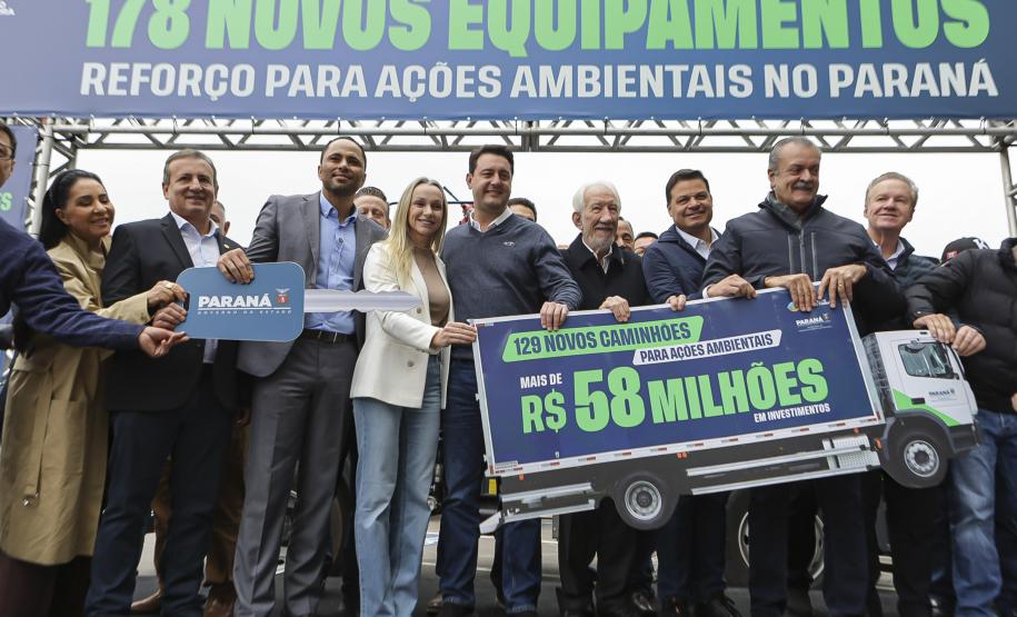 Foto de entrega de novos veículos