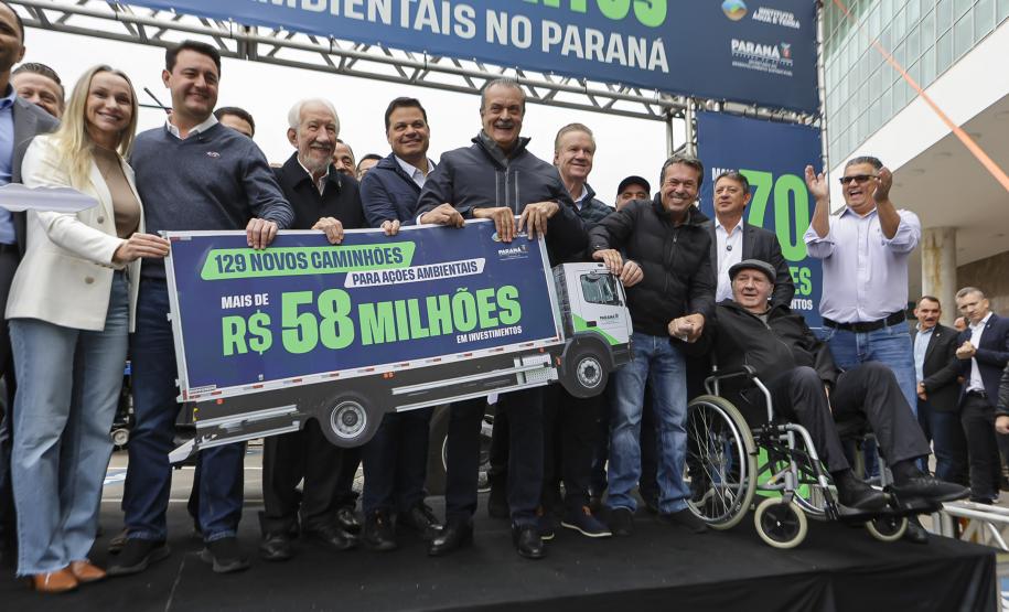 Foto de entrega de novos veículos