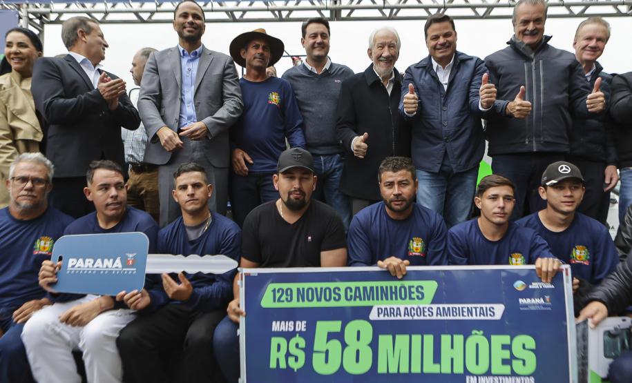 Foto de entrega de novos veículos