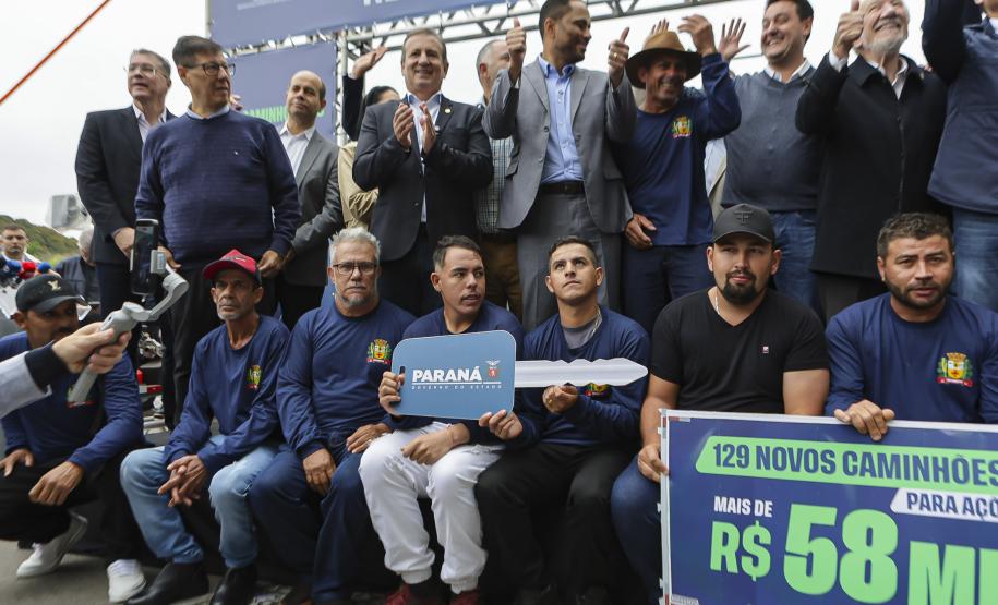Foto de entrega de novos veículos
