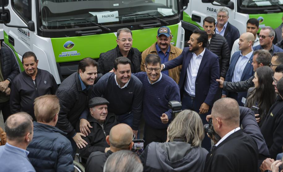 Foto de entrega de novos veículos