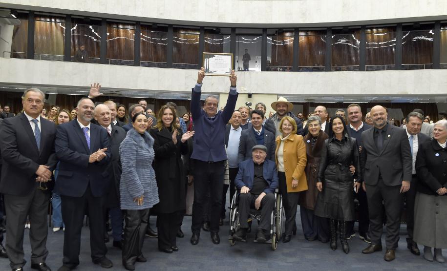 Foto de homenagem ao secretário Everton
