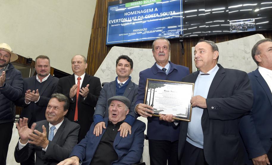 Foto de homenagem ao secretário Everton
