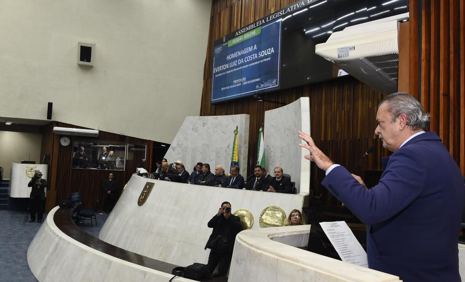 Foto de homenagem ao secretário Everton