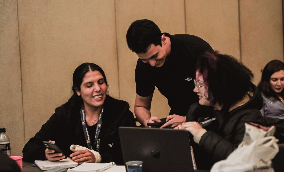 Foto de reunião do Hackaton de Sustentabilidade