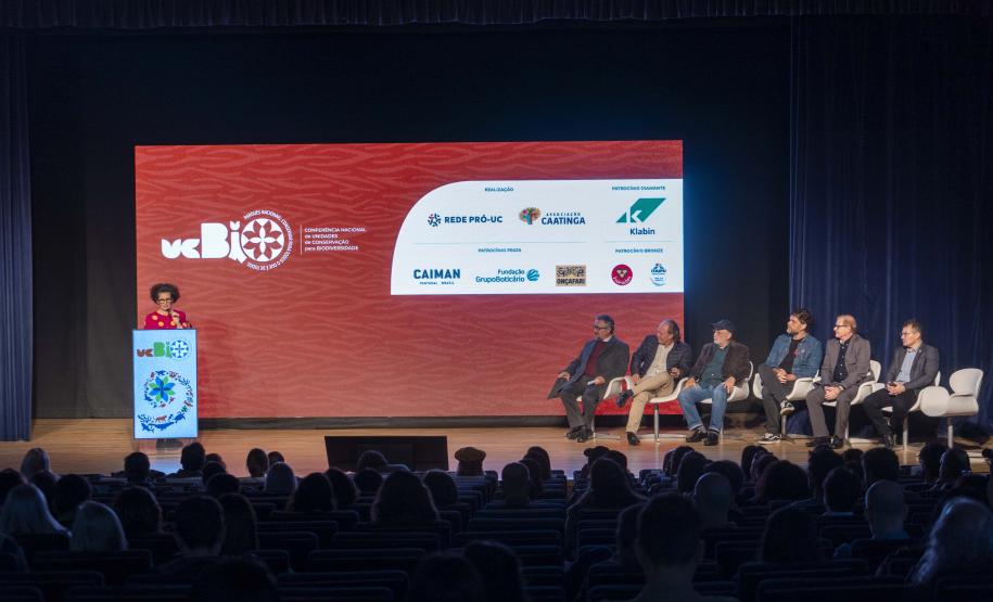 Foto de diretor do IAT apresentando em evento