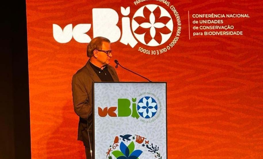 Foto de diretor do IAT apresentando em evento