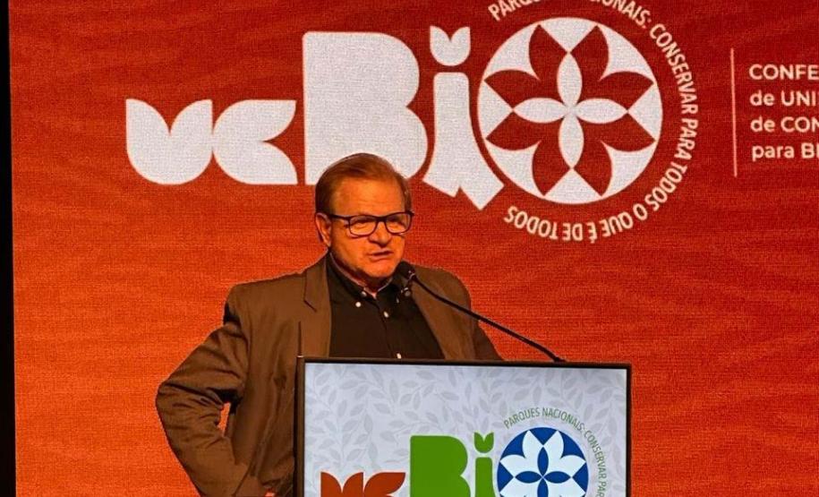 Foto de diretor do IAT apresentando em evento
