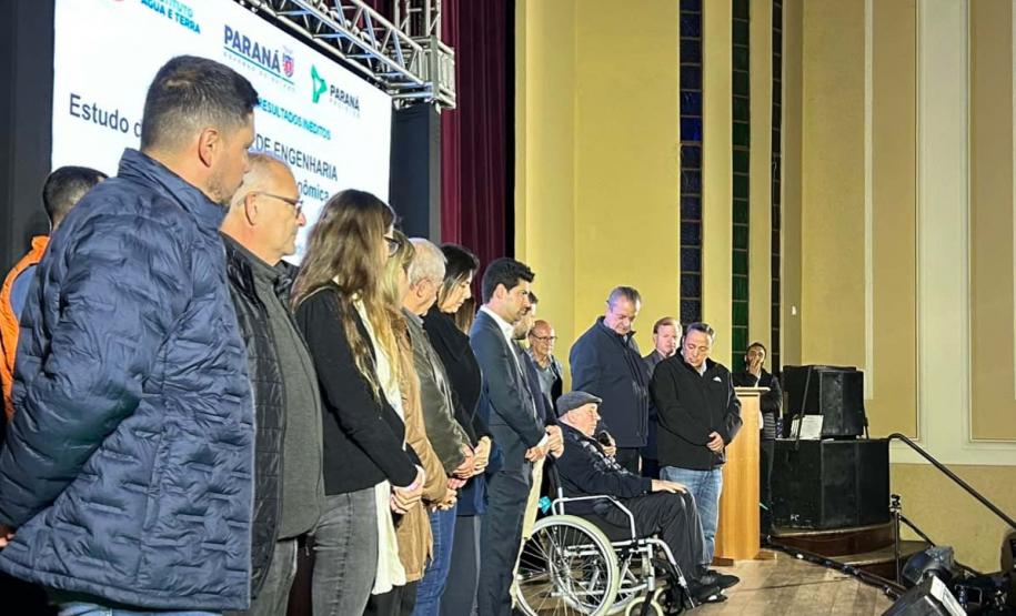 Foto de apresentação com projeto com autoridades