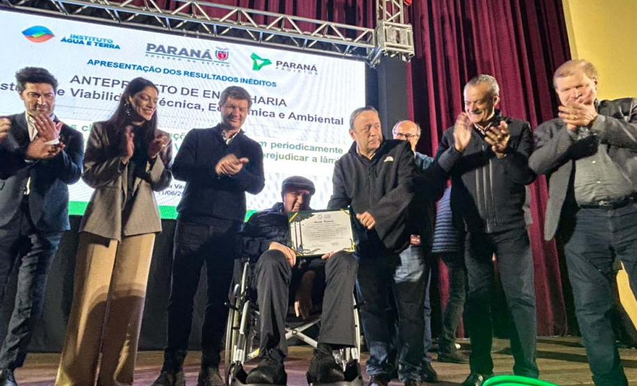 Foto de apresentação com projeto com autoridades