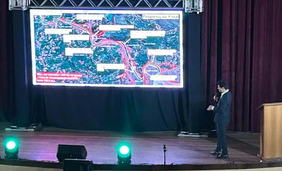 Foto de apresentação com projeto com autoridades