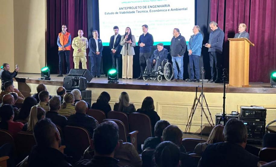 Foto de apresentação com projeto com autoridades