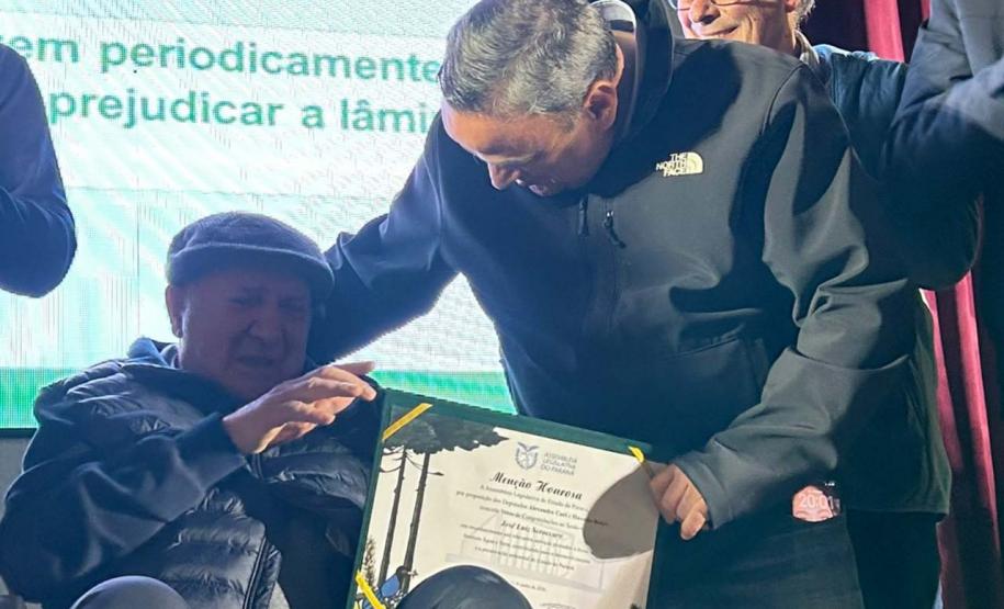 Foto de apresentação com projeto com autoridades
