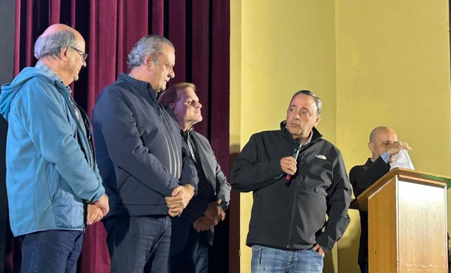 Foto de apresentação com projeto com autoridades