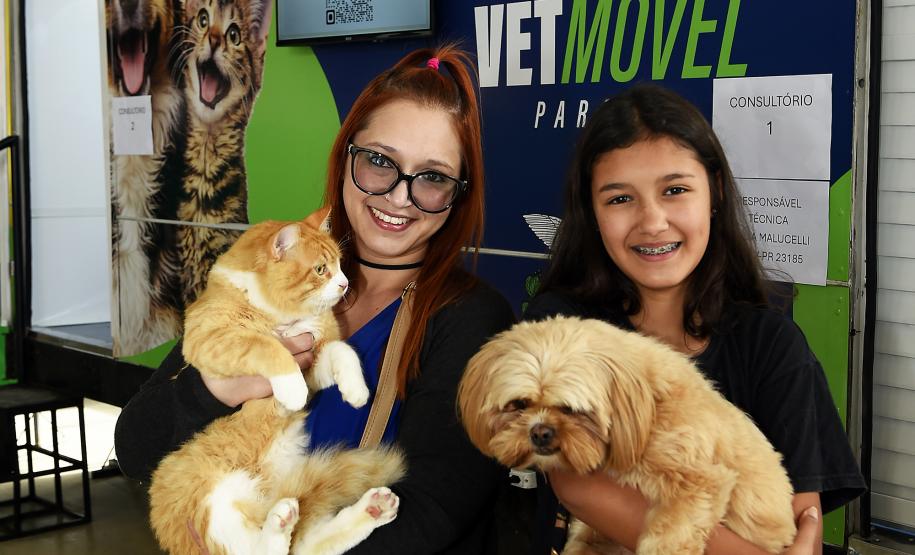 Foto de pessoas atendidas pelo Vet-móvel