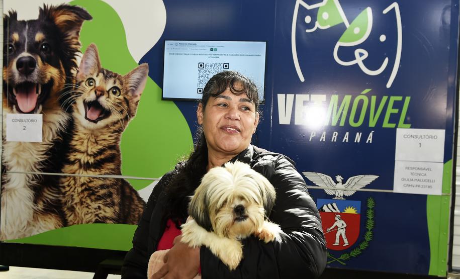 Foto de pessoas atendidas pelo Vet-móvel