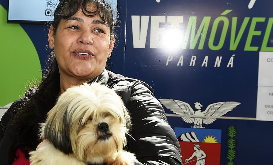 Foto de pessoas atendidas pelo Vet-móvel