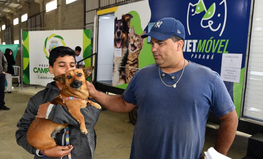 Foto de pessoas atendidas pelo Vet-móvel