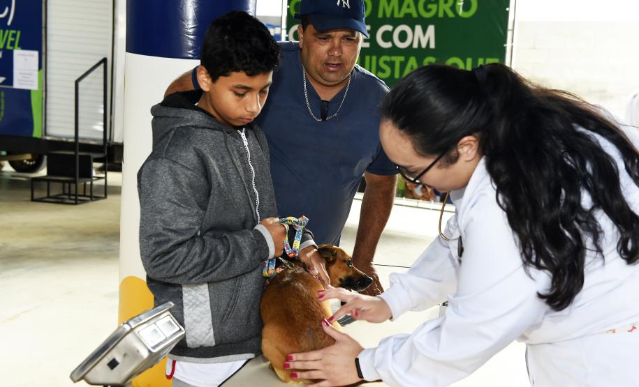 Foto de pessoas atendidas pelo Vet-móvel