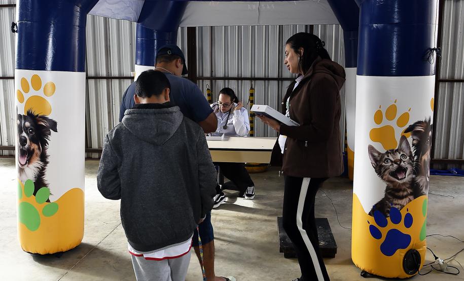 Foto de pessoas atendidas pelo Vet-móvel