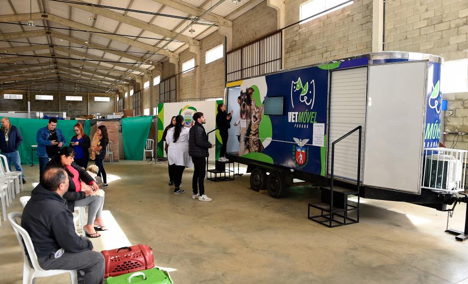 Foto de atendimentos do Vet-móvel Paraná