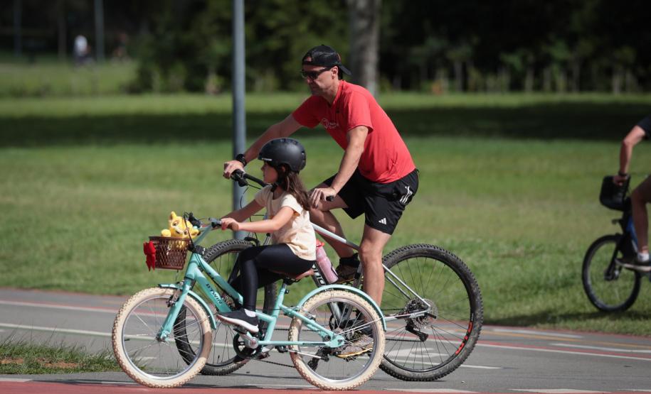 Foto de família passeando de bicicleta