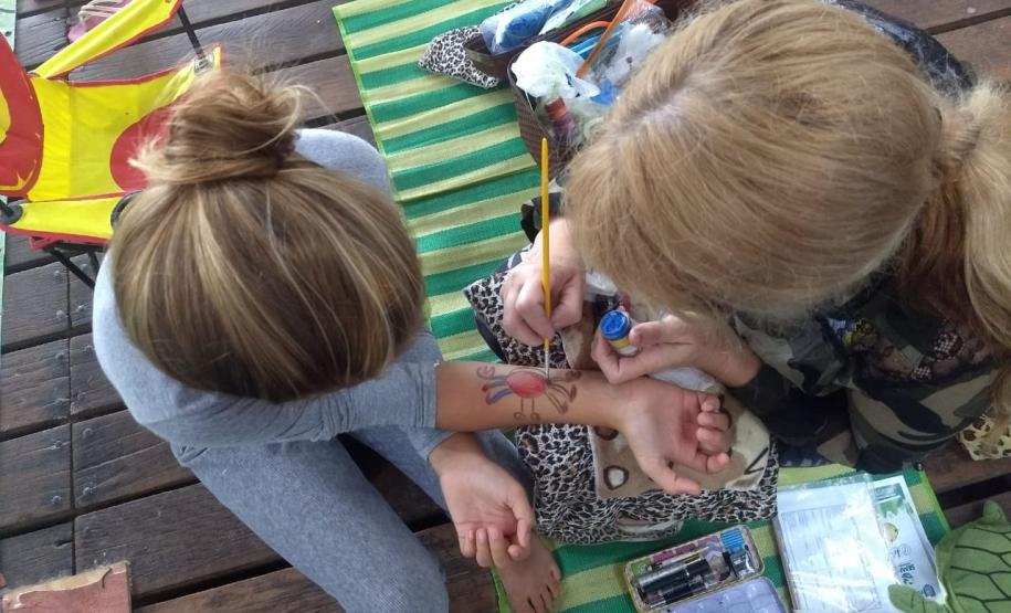 Tenda Ambiental promove ações para crianças e adultos no Litoral