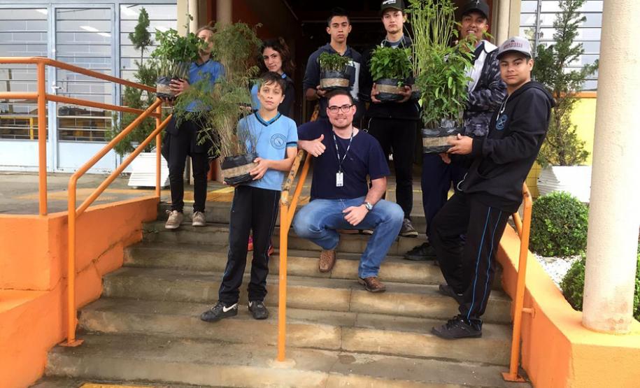 Envio de mudas às escolas mobiliza mais de 3 mil pessoas