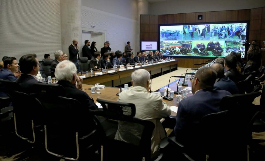 Plantio de mais de 400 mil árvores é um marco do Paraná, diz governador