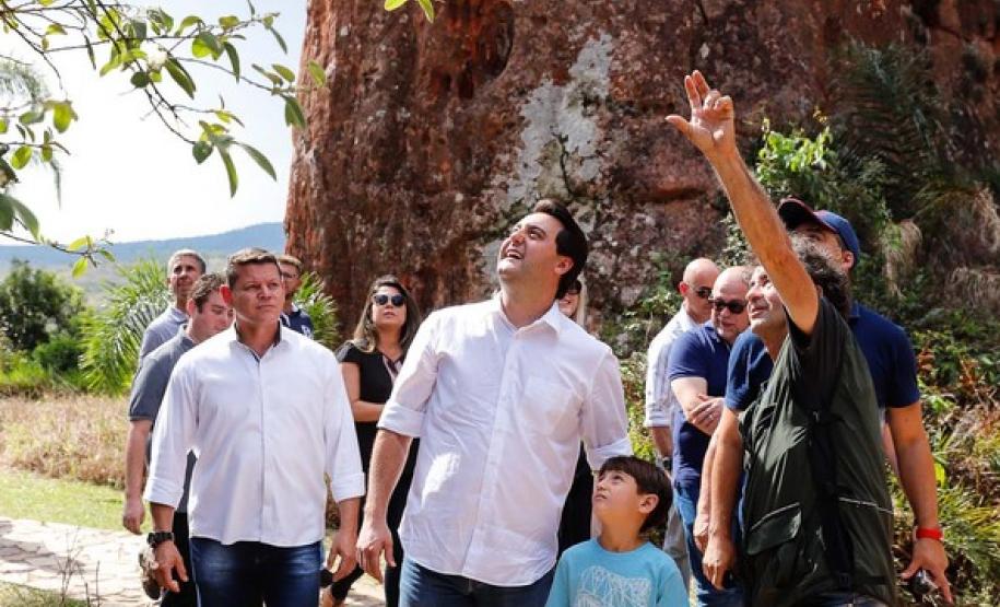 O governador Carlos Massa Ratinho Junior prestigiou a 1ª Revoada de Balões que aconteceu neste domingo (13). Objetivo do evento experimental foi mostrar a viabilidade de se implantar voos permanentes no local, mais uma atração para conquistar visitantes e fomentar o turismo e a economia local.