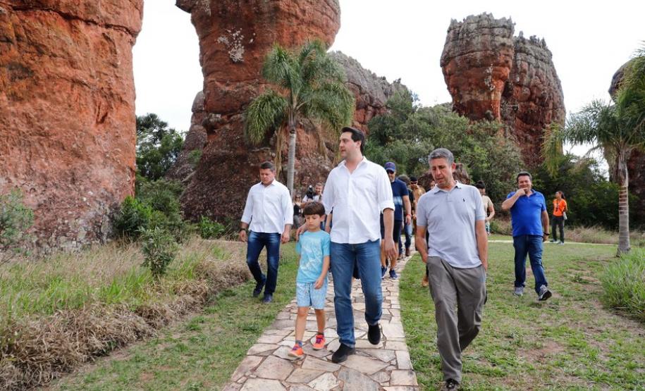 O governador Carlos Massa Ratinho Junior prestigiou a 1ª Revoada de Balões que aconteceu neste domingo (13). Objetivo do evento experimental foi mostrar a viabilidade de se implantar voos permanentes no local, mais uma atração para conquistar visitantes e fomentar o turismo e a economia local.
