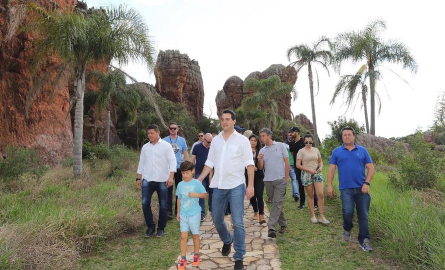 O governador Carlos Massa Ratinho Junior prestigiou a 1ª Revoada de Balões que aconteceu neste domingo (13). Objetivo do evento experimental foi mostrar a viabilidade de se implantar voos permanentes no local, mais uma atração para conquistar visitantes e fomentar o turismo e a economia local.