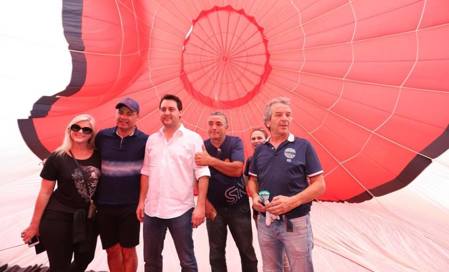 O governador Carlos Massa Ratinho Junior prestigiou a 1ª Revoada de Balões que aconteceu neste domingo (13). Objetivo do evento experimental foi mostrar a viabilidade de se implantar voos permanentes no local, mais uma atração para conquistar visitantes e fomentar o turismo e a economia local.