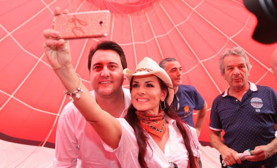 O governador Carlos Massa Ratinho Junior prestigiou a 1ª Revoada de Balões que aconteceu neste domingo (13). Objetivo do evento experimental foi mostrar a viabilidade de se implantar voos permanentes no local, mais uma atração para conquistar visitantes e fomentar o turismo e a economia local.