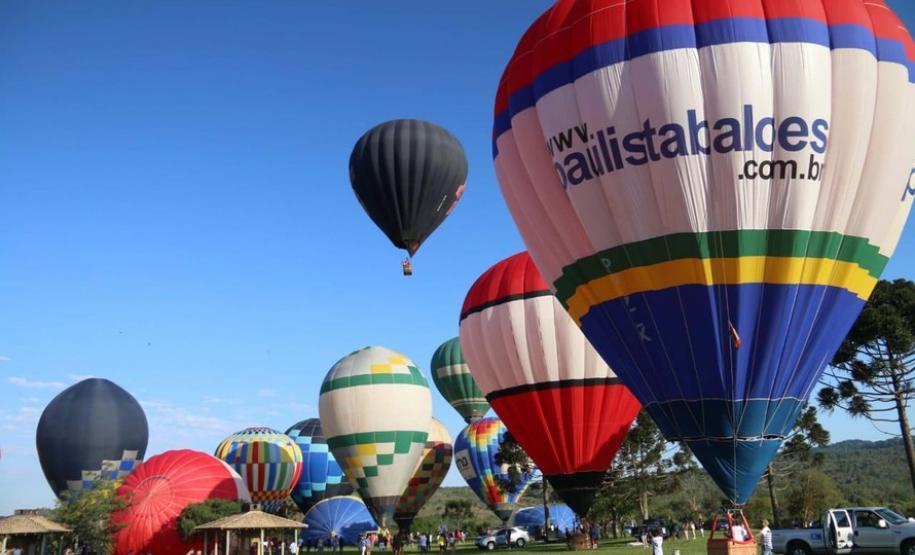 O governador Carlos Massa Ratinho Junior prestigiou a 1ª Revoada de Balões que aconteceu neste domingo (13). Objetivo do evento experimental foi mostrar a viabilidade de se implantar voos permanentes no local, mais uma atração para conquistar visitantes e fomentar o turismo e a economia local.
