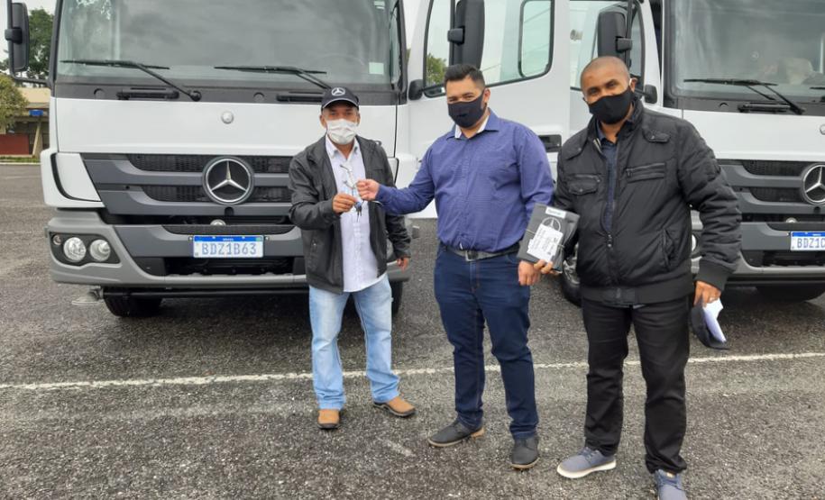 Governo do Estado entrega caminhões-pipa para 20 municípios