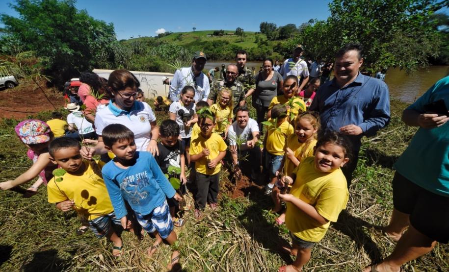 Governo promove soltura de peixes e plantio de árvores no Interior Governo promove soltura de peixes e plantio de árvores no Interior