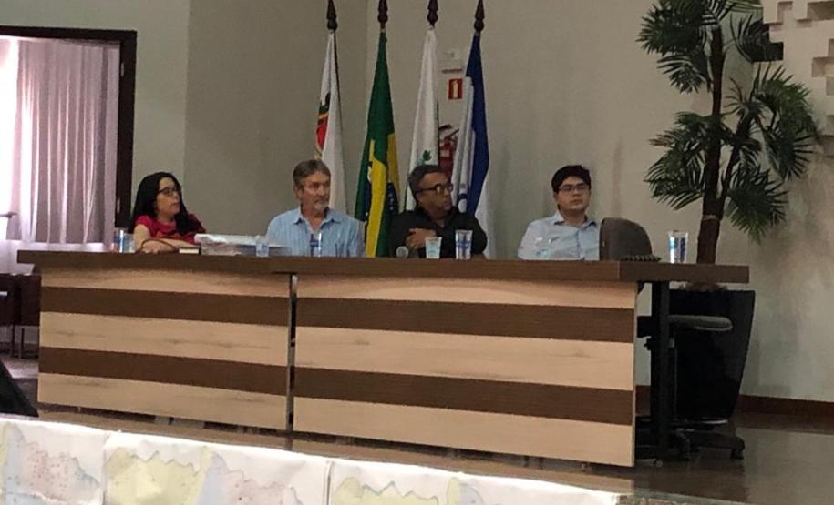 Mesa de abertura e diálogo: Cristhiane Okawa, João Lech Samek, Maurício Aparecido da Silva e Bruno Tonel Otsuka, enquanto Aída Andreazza apresenta proposta de enquadramento ao público.