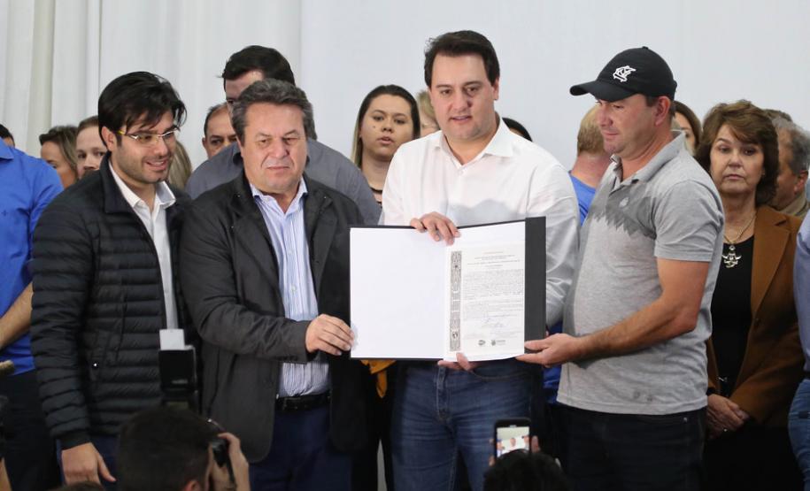 Mais 56 famílias recebem títulos de propriedade de seus imóveis Mais 56 famílias recebem títulos de propriedade de seus imóveis