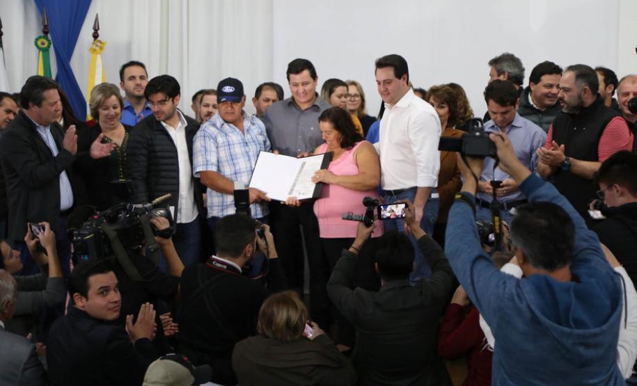 Mais 56 famílias recebem títulos de propriedade de seus imóveis Mais 56 famílias recebem títulos de propriedade de seus imóveis